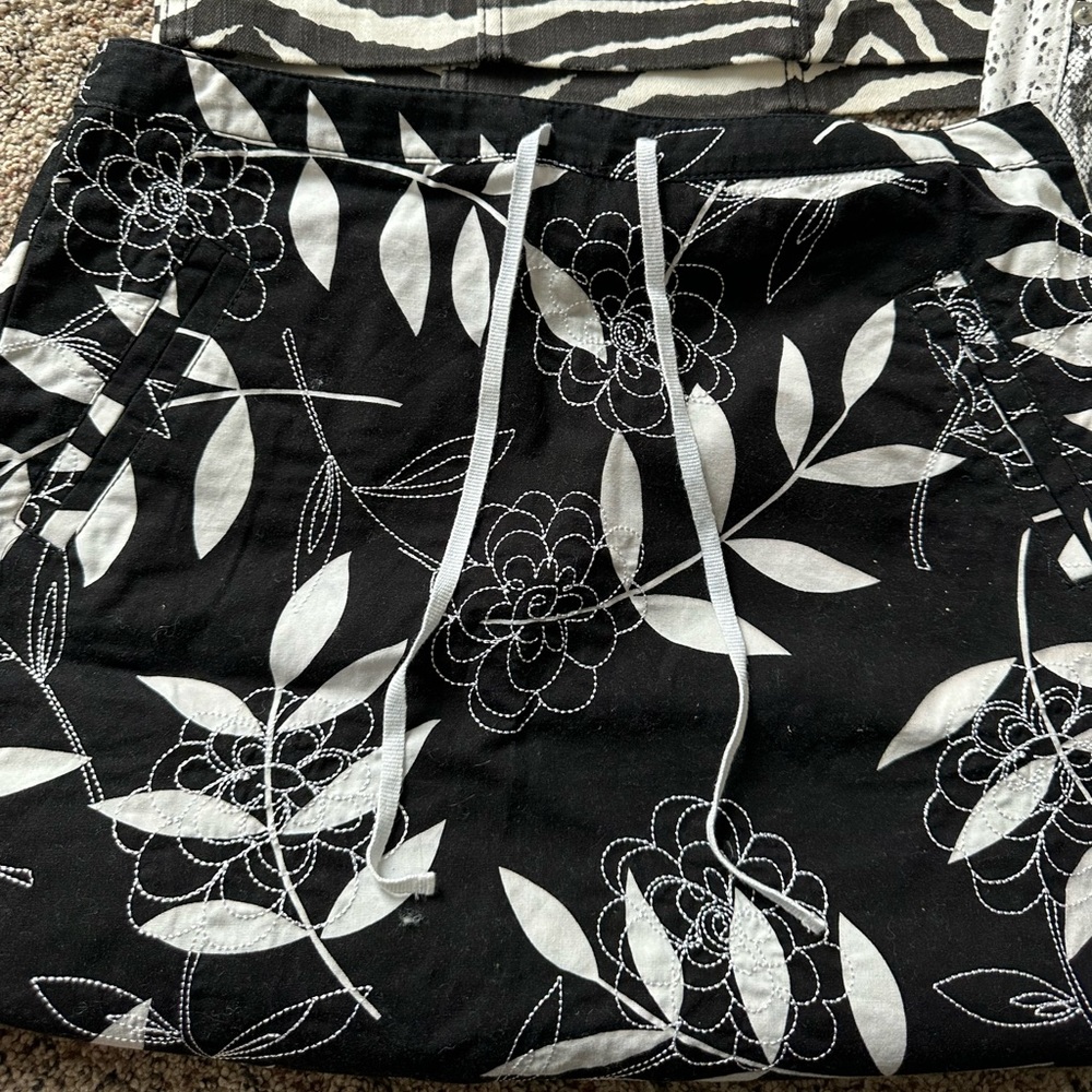 SKIRT BUNDLE OF 4!!! 🖤🖤 - Picture 7 of 10